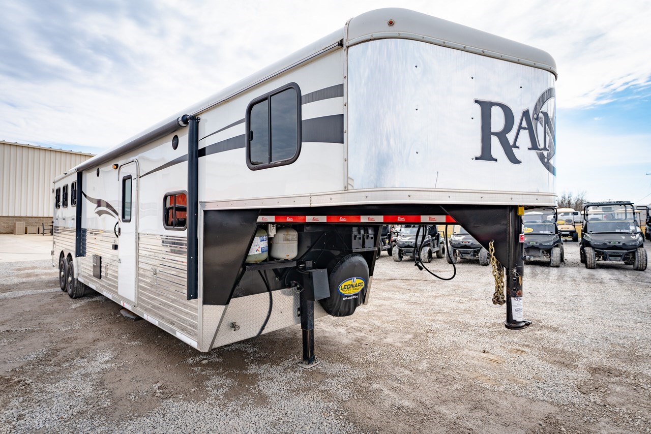 2016 Bison Coach 8312RG Horse Trailer-Living Quarters For Sale